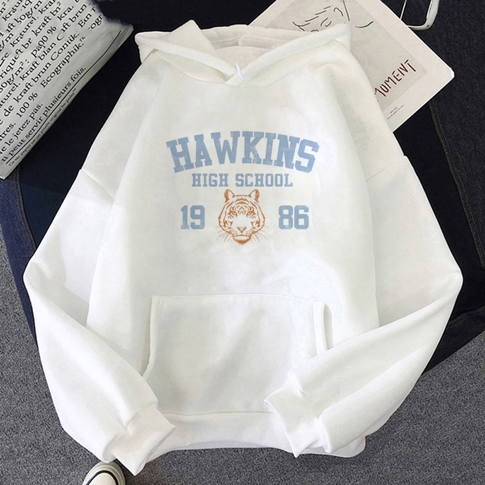 Weißer Hoodie Stranger Things Hawkins High School 1986, Motiv vorne aufgedruckt