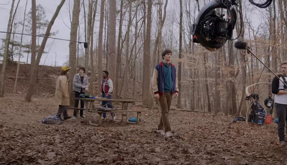 Dreharbeiten zu Stranger Things im Wald: Kamerakran und Team, die das Budget einer Folge ausmachen