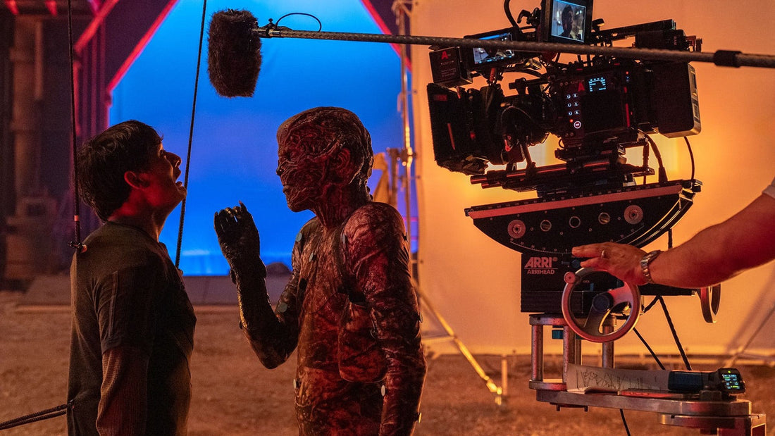 Am Set von Stranger Things: Kamera, Tonangel und Bluescreen vor einem als Kreatur geschminkten Darsteller