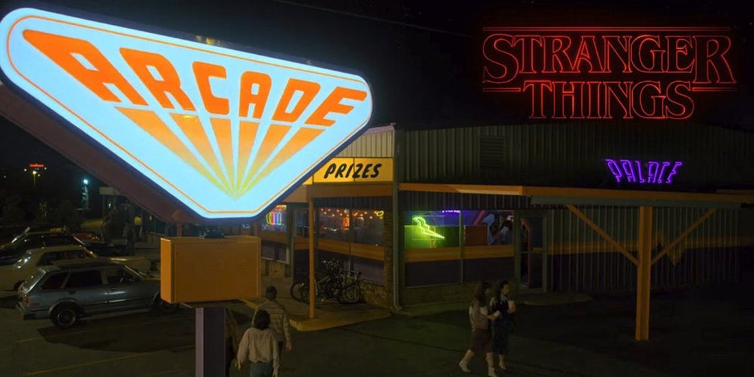 Das ARCADE-Neonschild des Palace leuchtet nachts in Stranger Things, Silhouetten vor dem Eingang
