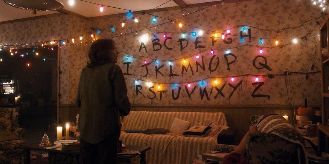 Joyce vor der Alphabetwand mit ihren leuchtenden Lichterketten in Stranger Things