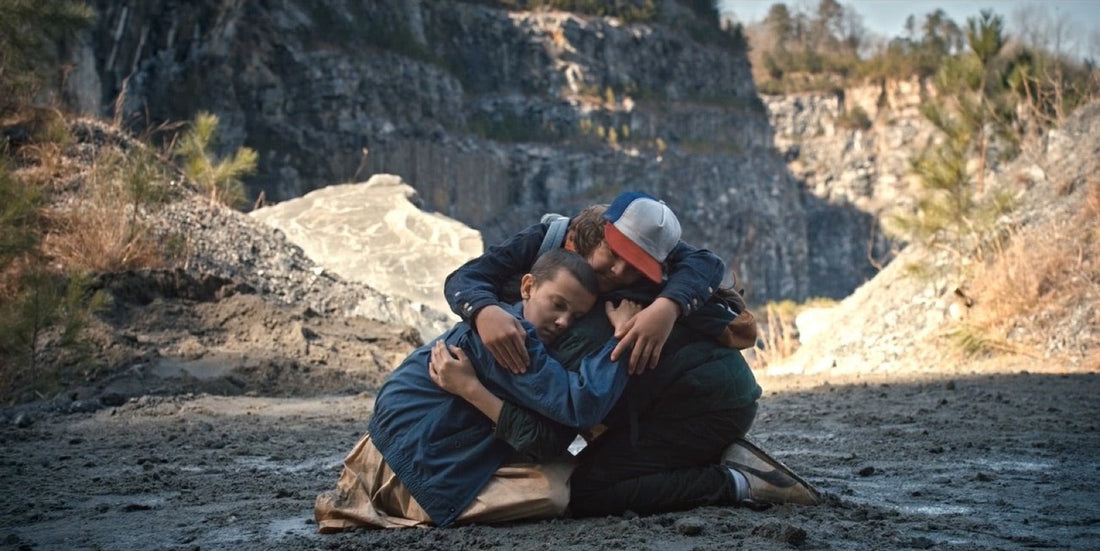 Drei Jungen kniend und umschlungen am Boden eines Steinbruchs, Stranger Things Staffel 1, Episode 6