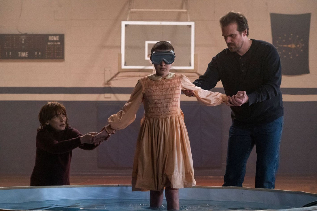 Das Becken zum Reizentzug in der Turnhalle der Schule, Folge 7 der ersten Staffel von Stranger Things