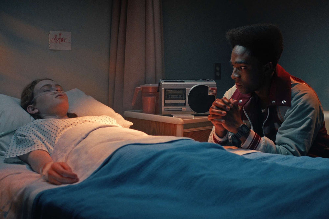 Ein Kassettenspieler auf dem Nachttisch, neben dem Bett, in Stranger Things