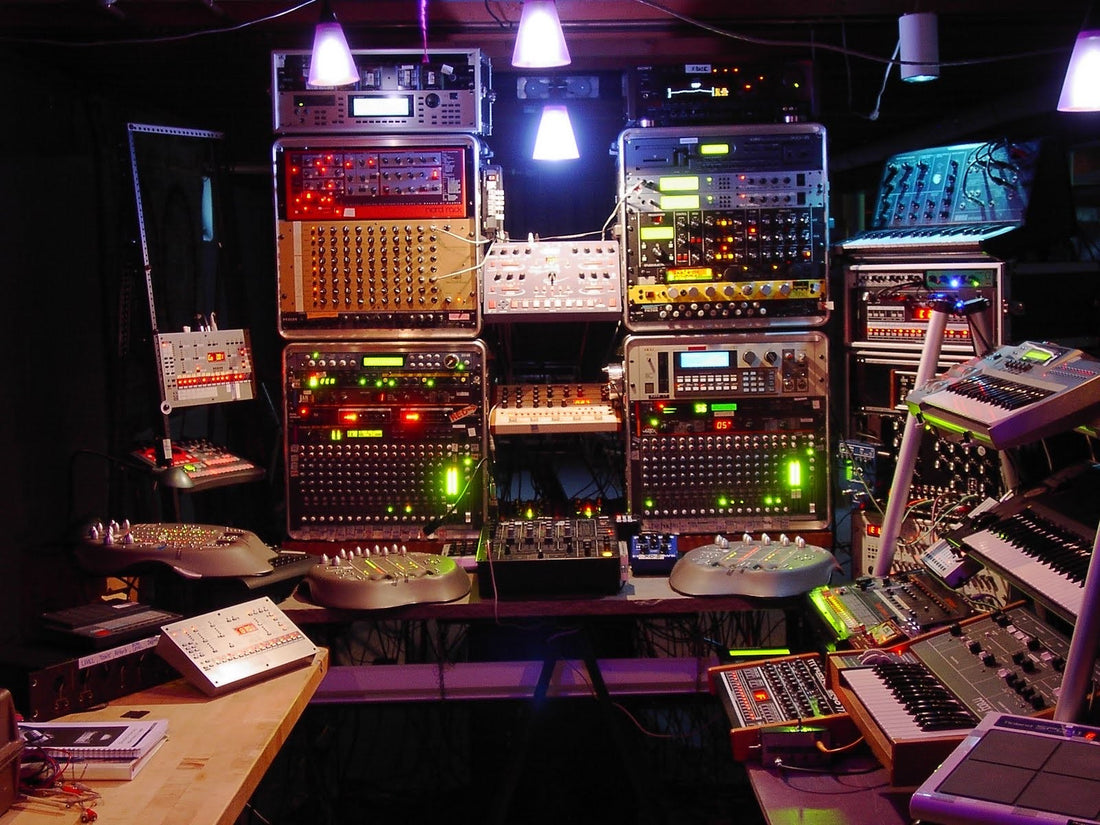 Analoge Synthesizer in einem dunklen Raum, Kabel und Dioden