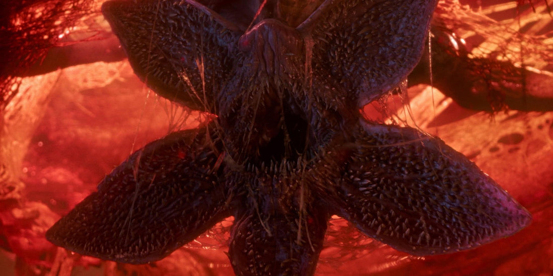 Der Demogorgon, Maul als Blütenkrone geöffnet, in rotem Licht