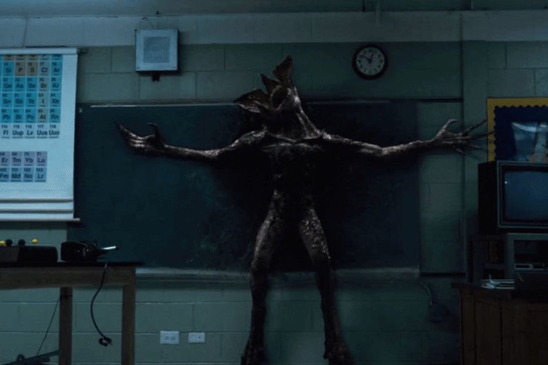 Demogorgon DnD, offener Blütenkopf, ausgebreitete Arme im Klassenzimmer