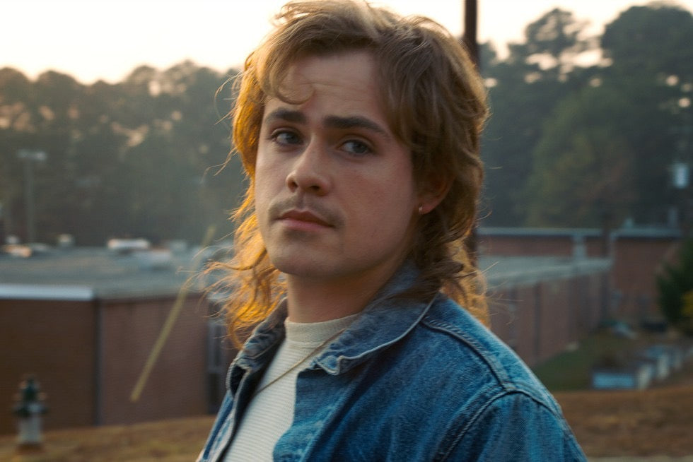 Billy Hargrove, Max' Bruder, in Jeansjacke, der Blick zur Seite