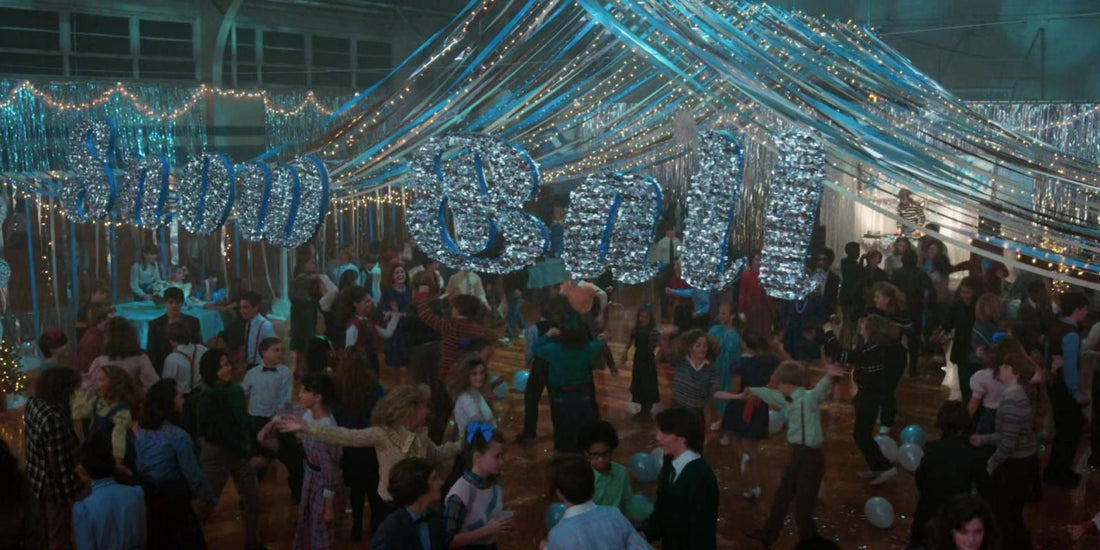 Stranger Things 1984: Turnhalle des Winterballs, Girlanden und Schüler