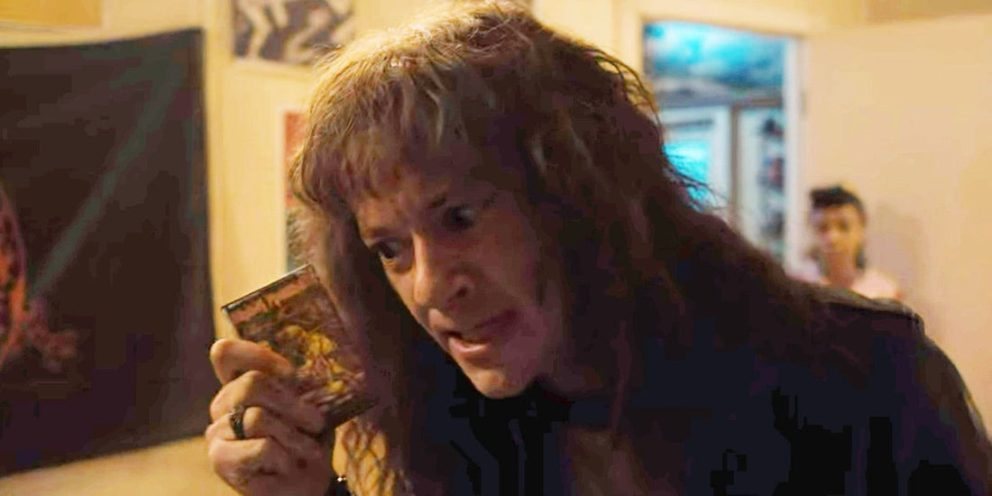 Eddie Munson hält eine Kassette von Iron Maiden, Piece of Mind, in seinem Zimmer hoch