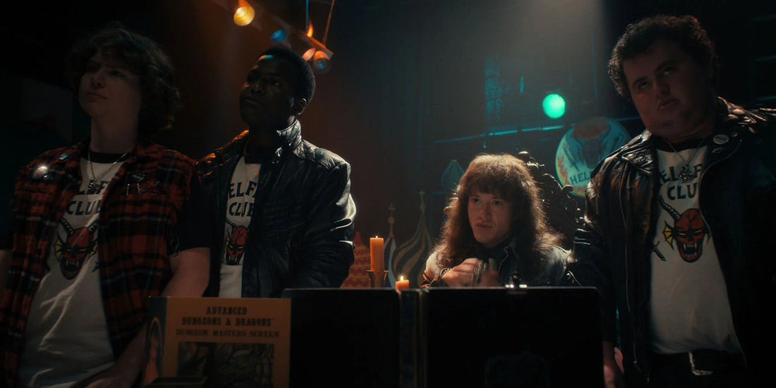 Der Hellfire Club um den Spieltisch versammelt, in Stranger Things Staffel 4 Folge 1