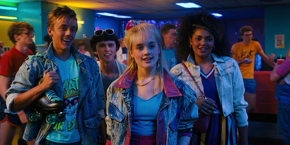 Jugendliche auf Rollschuhen, in der Bahn von Stranger Things Staffel 4 Folge 2