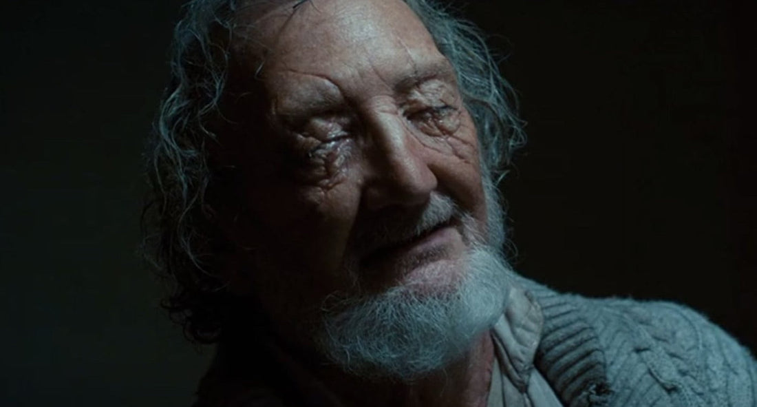 Victor Creel, mit verletzten Augen und einem Klinikhemd, in Stranger Things Staffel 4 Folge 3