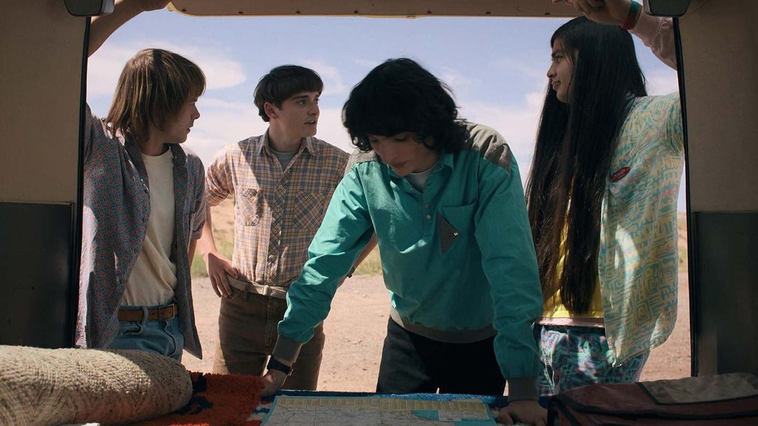 Vier Jugendliche über eine Karte gebeugt, hinten in einem Van, Stranger Things Staffel 4 Folge 5
