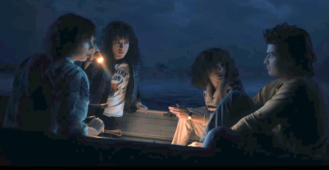 Vier Jugendliche nachts in einem Boot, eine Lampe in der Hand, Stranger Things Staffel 4 Folge 6