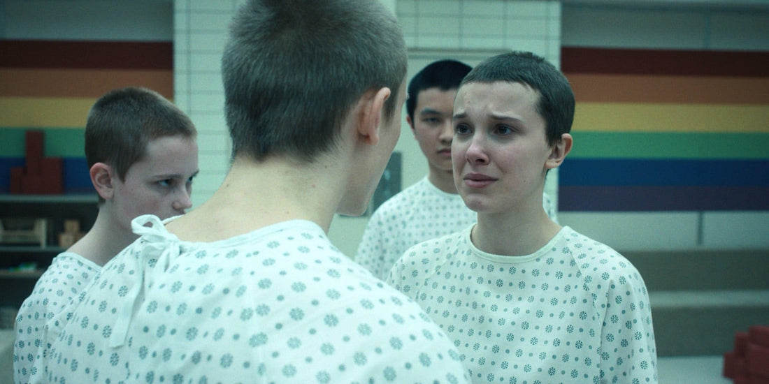 Kinder in weißen Kitteln im Regenbogenraum des Labors, Stranger Things Staffel 4 Folge 7