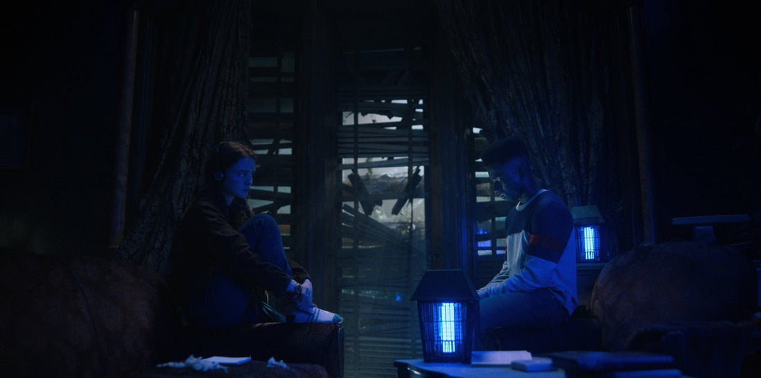 Max und Lucas auf dem Dachboden des Hauses Creel, in blauem Licht, Stranger Things Staffel 4 Folge 9