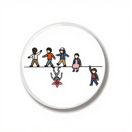 Badge 44 mm Stranger Things la bande et le monstre vu de face