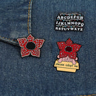 Set mit 3 Pins Stranger Things Alphabetwand und Demogorgon