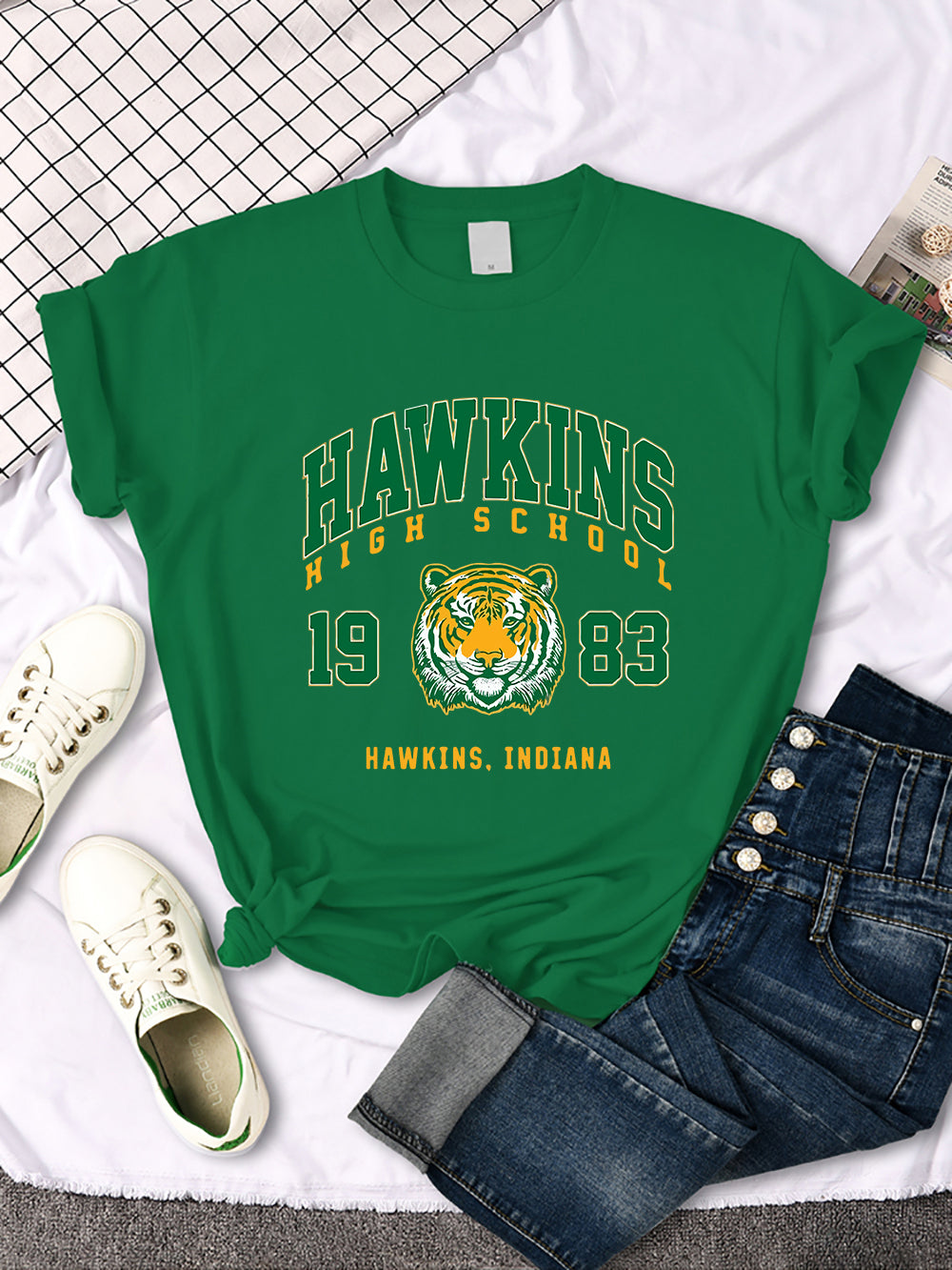 T-shirt femme Stranger Things Hawkins High School tigre 1983 – coloris Green