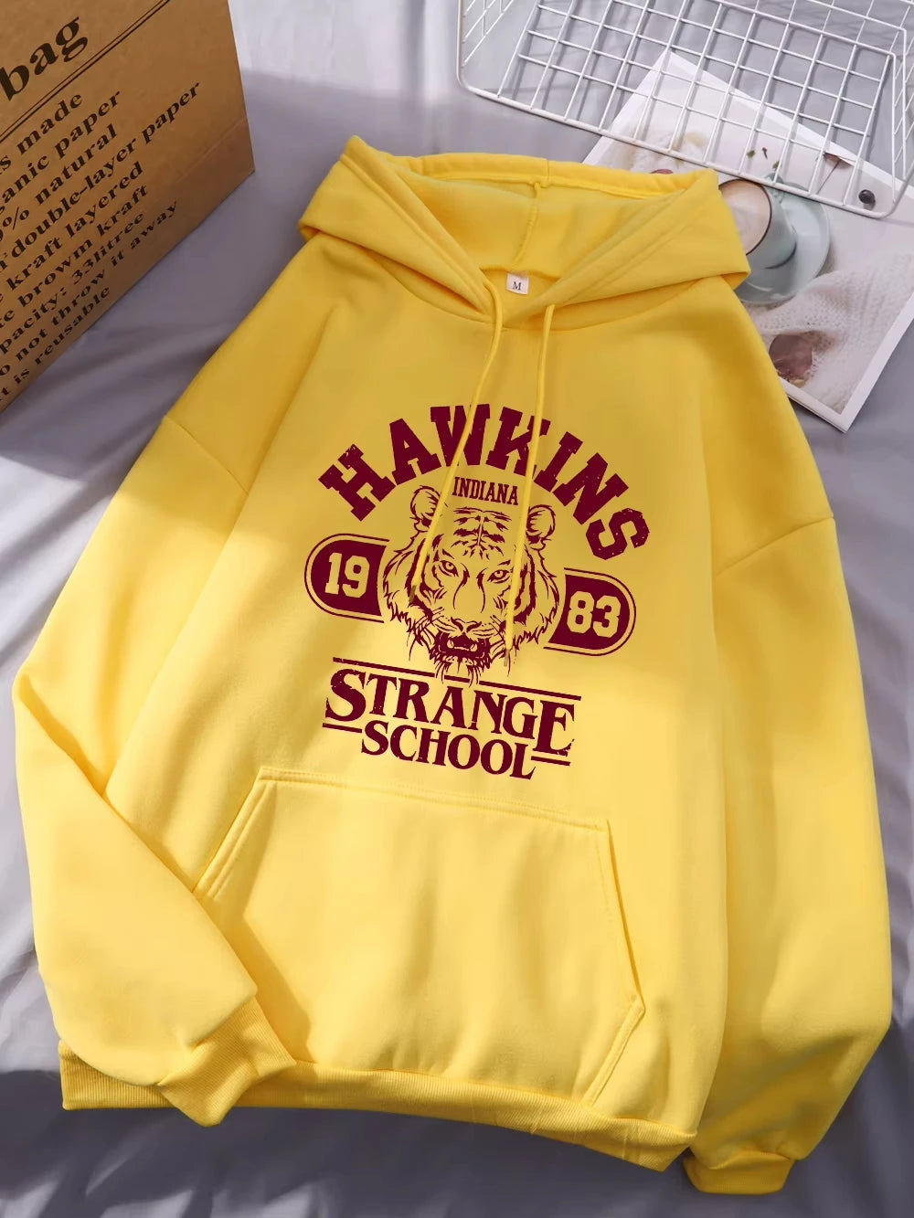 Sweat à capuche Stranger Things Hawkins Strange School 1983 – coloris Jaune
