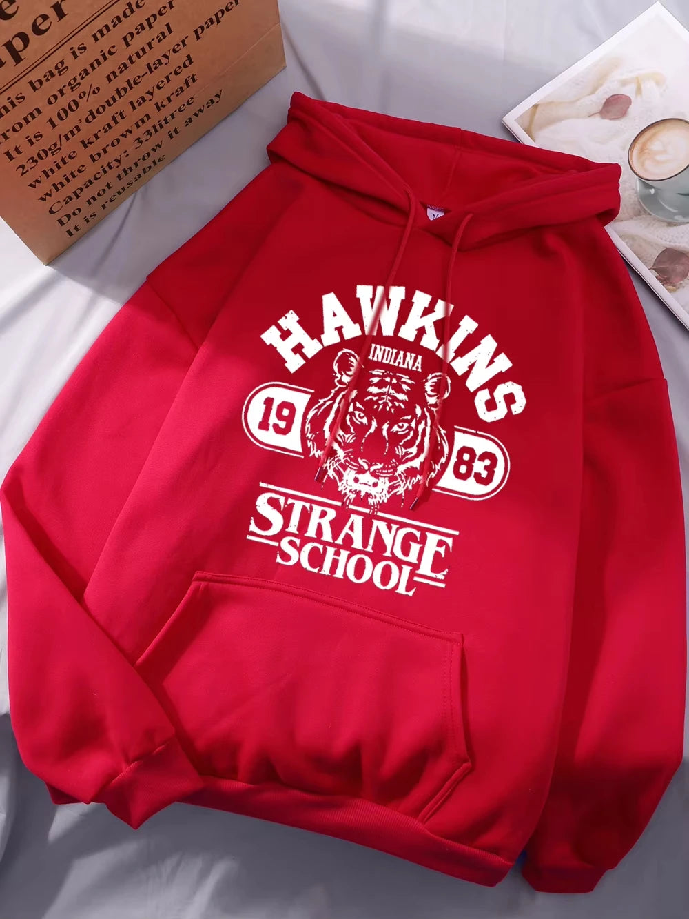 Sweat à capuche Stranger Things Hawkins Strange School 1983 – coloris Rouge