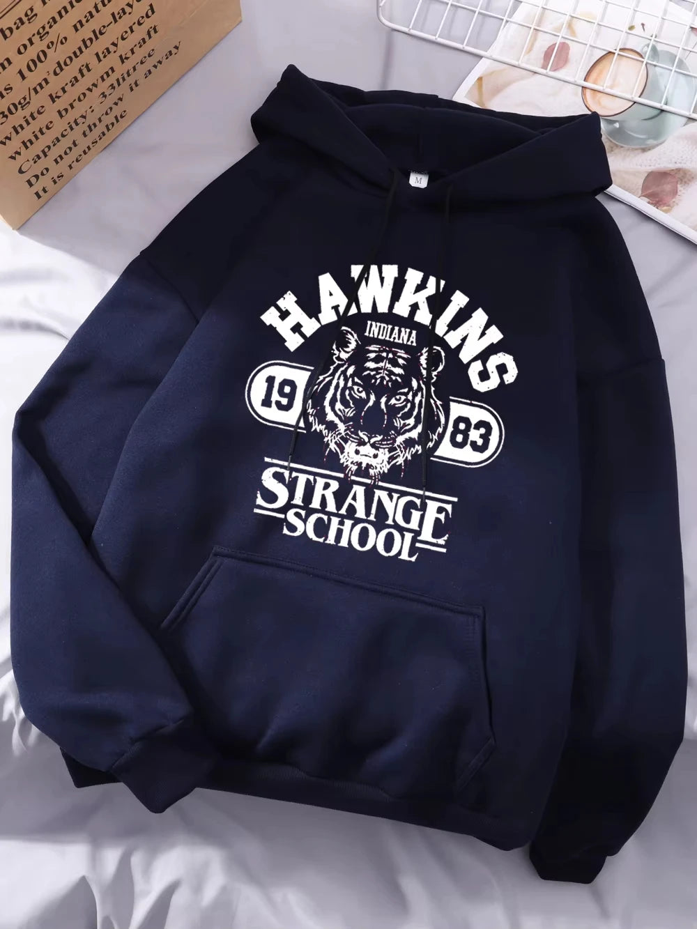 Sweat à capuche Stranger Things Hawkins Strange School 1983 – coloris Bleu marine