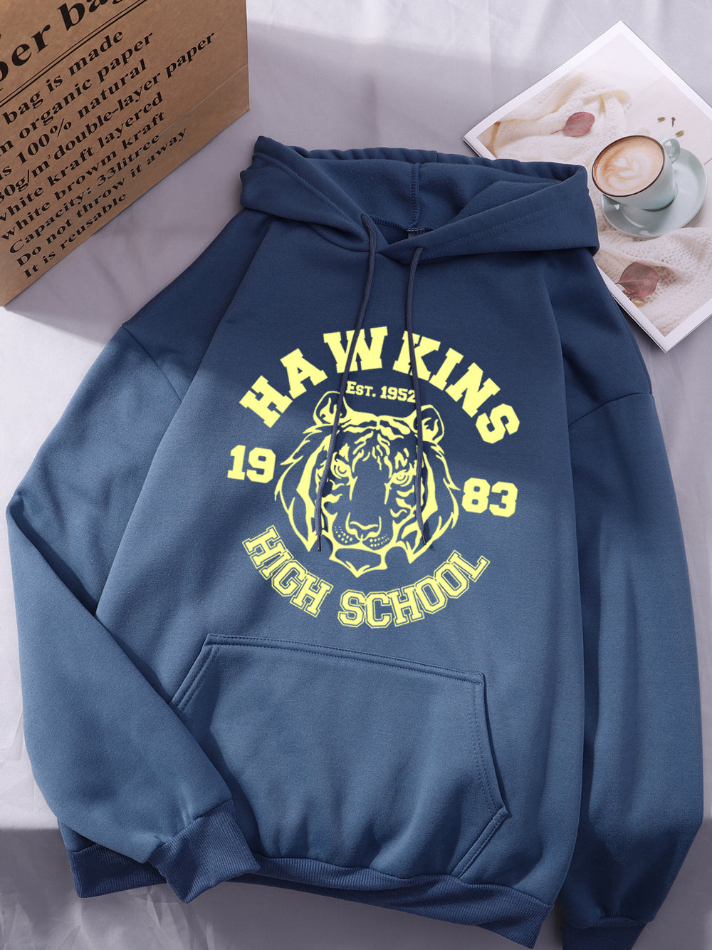 Pull Stranger Things Hawkins High School 1983 – coloris Bleu brume