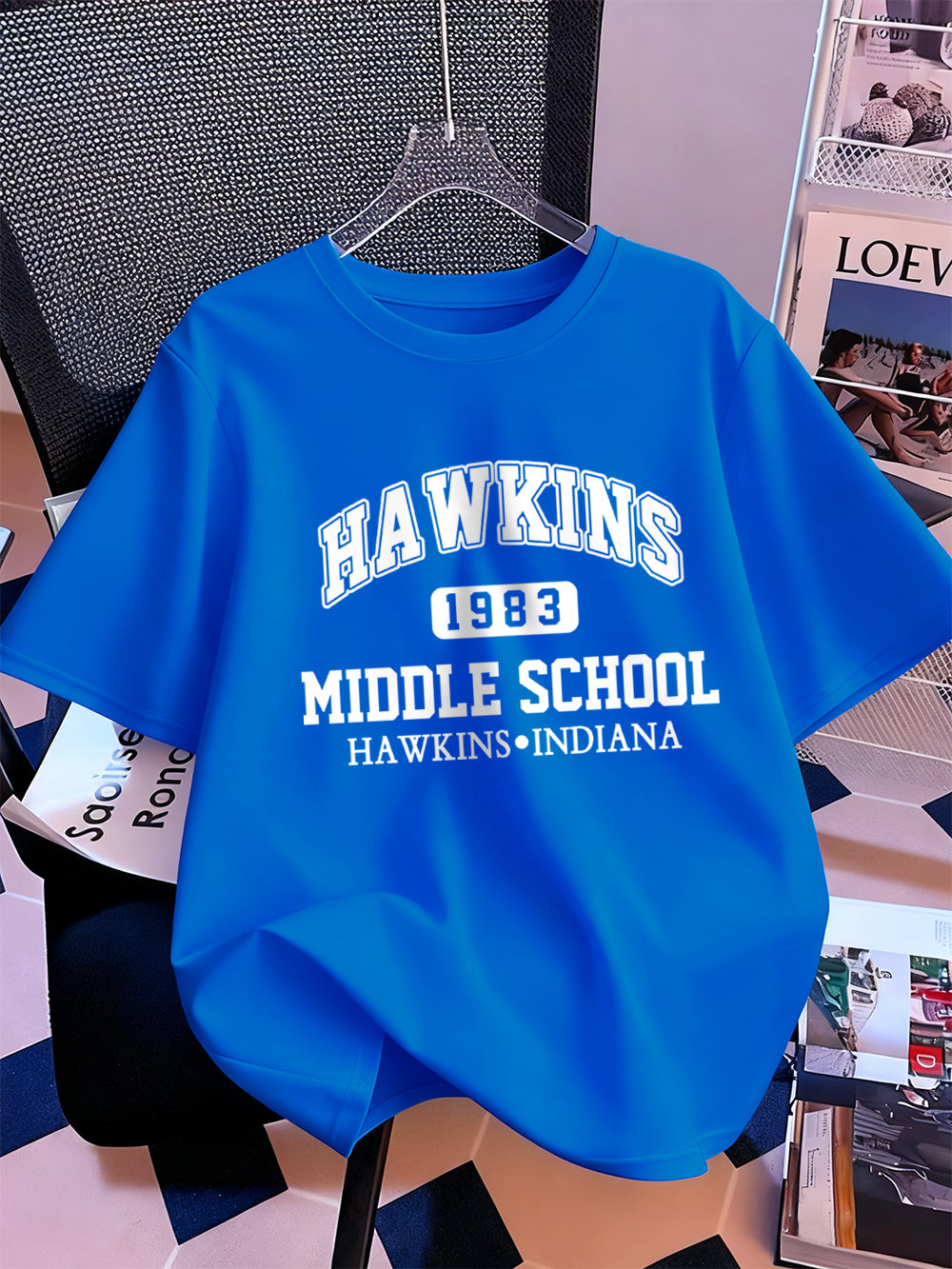 T-shirt homme Stranger Things Hawkins Middle School 1983 – coloris Bleu