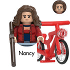 Minifigur zum Bauen Stranger Things Nancy Wheeler auf dem Rad