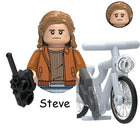 Minifigur zum Bauen Stranger Things Steve Harrington auf dem Rad