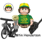 Minifigur zum Bauen Stranger Things Dustin Camp Know Where auf dem Rad