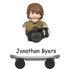 Minifigur zum Bauen Stranger Things Jonathan Byers auf dem Skateboard