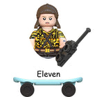 Minifigur zum Bauen Stranger Things Elfi auf dem Skateboard