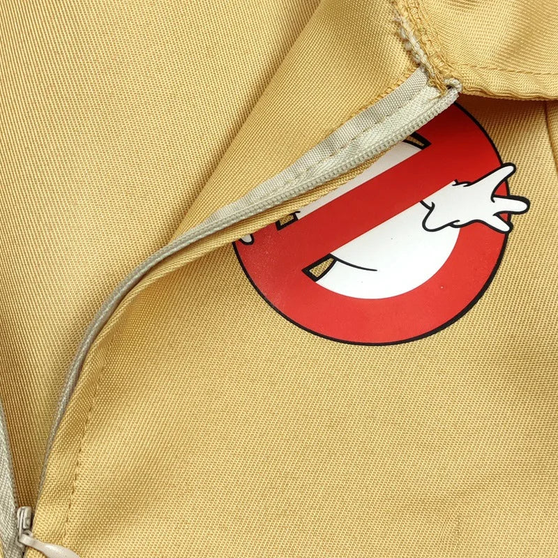 Abzeichen mit durchgestrichenem Geist auf dem Ghostbusters-Overall Stranger Things