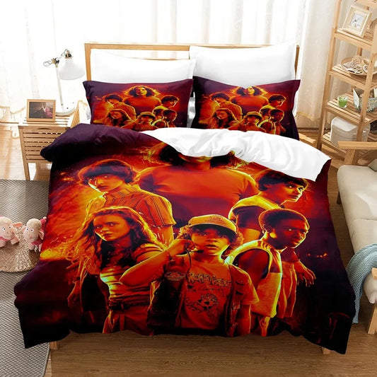 Bettbezug Stranger Things die Clique in flammendem Orange auf einem Bett, mit passenden Kissenbezügen