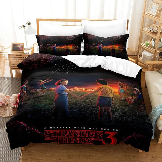 Bettbezug Stranger Things Staffel 3 Sonnenuntergang auf einem Bett, mit passenden Kissenbezügen