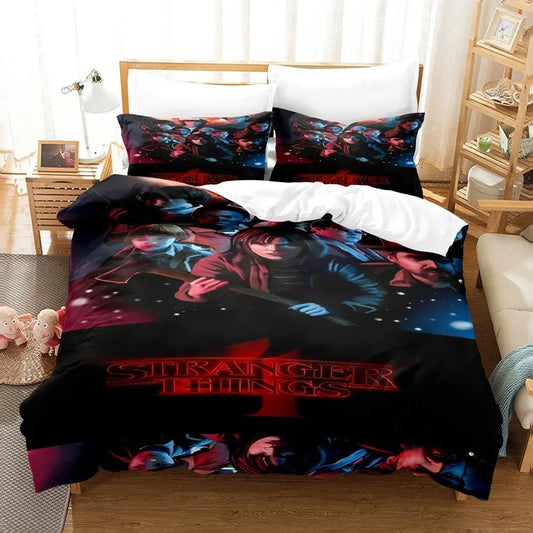 Bettbezug Stranger Things Staffel 4 nächtliches Plakat auf einem Bett, mit passenden Kissenbezügen