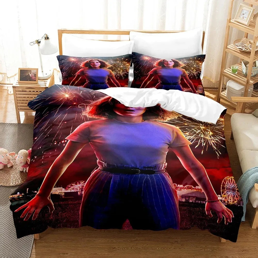 Bettwäsche Stranger Things Staffel 3 Feuerwerk und Jahrmarkt auf einem Bett, mit passenden Kissenbezügen