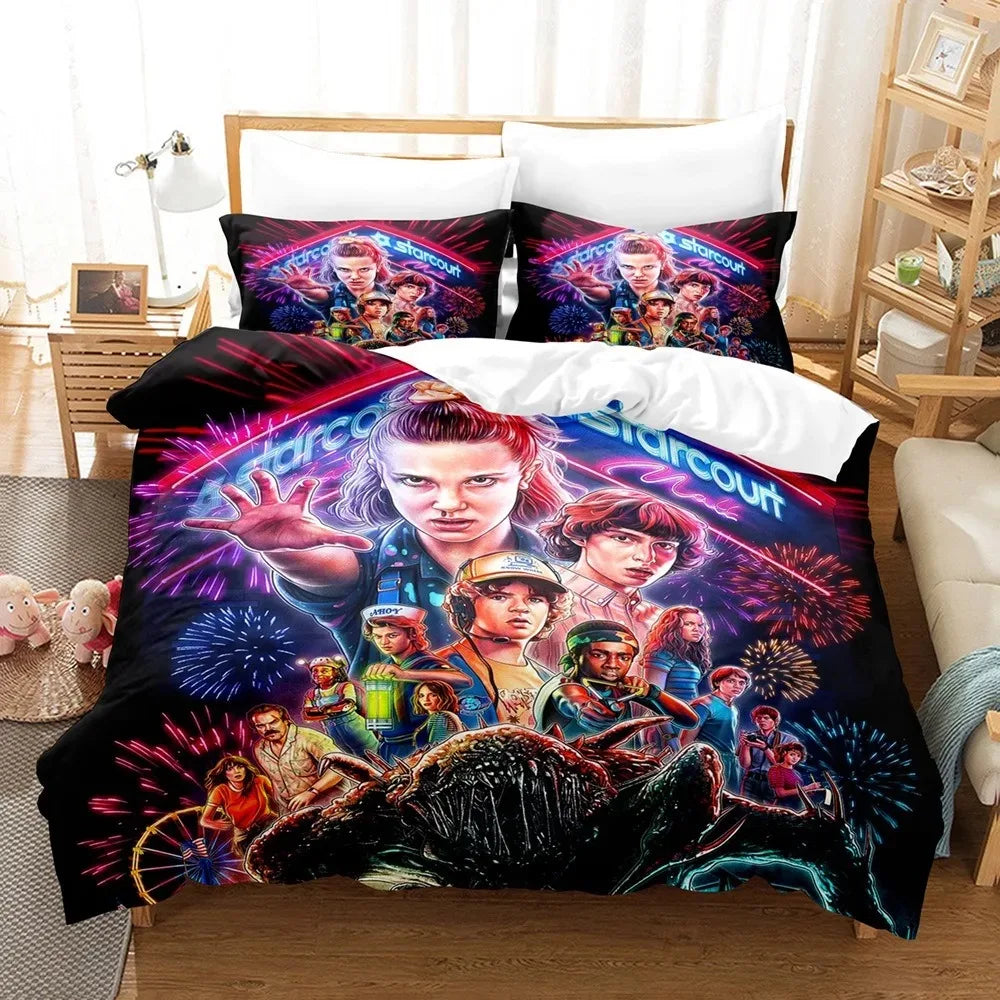 Bettwäsche Stranger Things Staffel 3 Starcourt Neon auf einem Bett, mit passenden Kissenbezügen