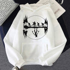 Weißer Hoodie Stranger Things Clique auf Rädern mit Demogorgon-Spiegelbild