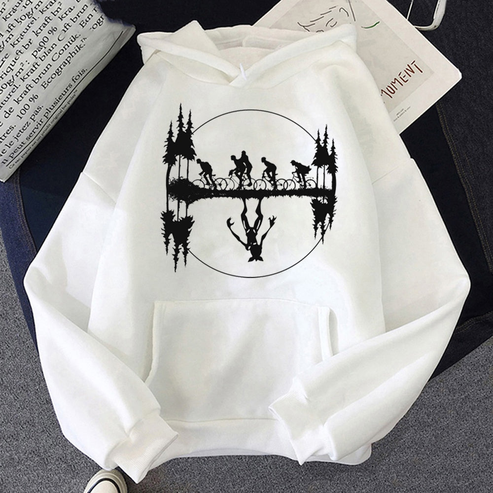 Weißer Hoodie Stranger Things Clique auf Rädern mit Demogorgon-Spiegelbild, Motiv vorne aufgedruckt