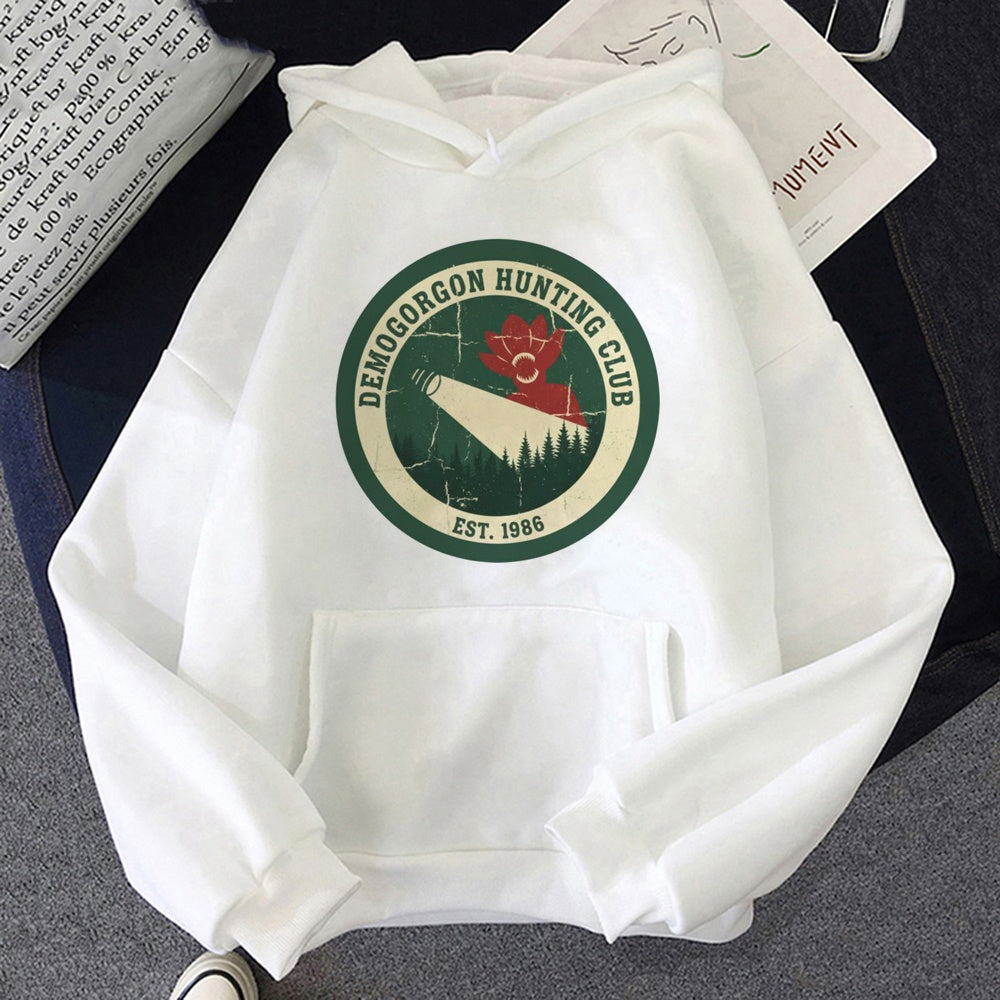 Weißer Hoodie Stranger Things Demogorgon Hunting Club, Motiv vorne aufgedruckt