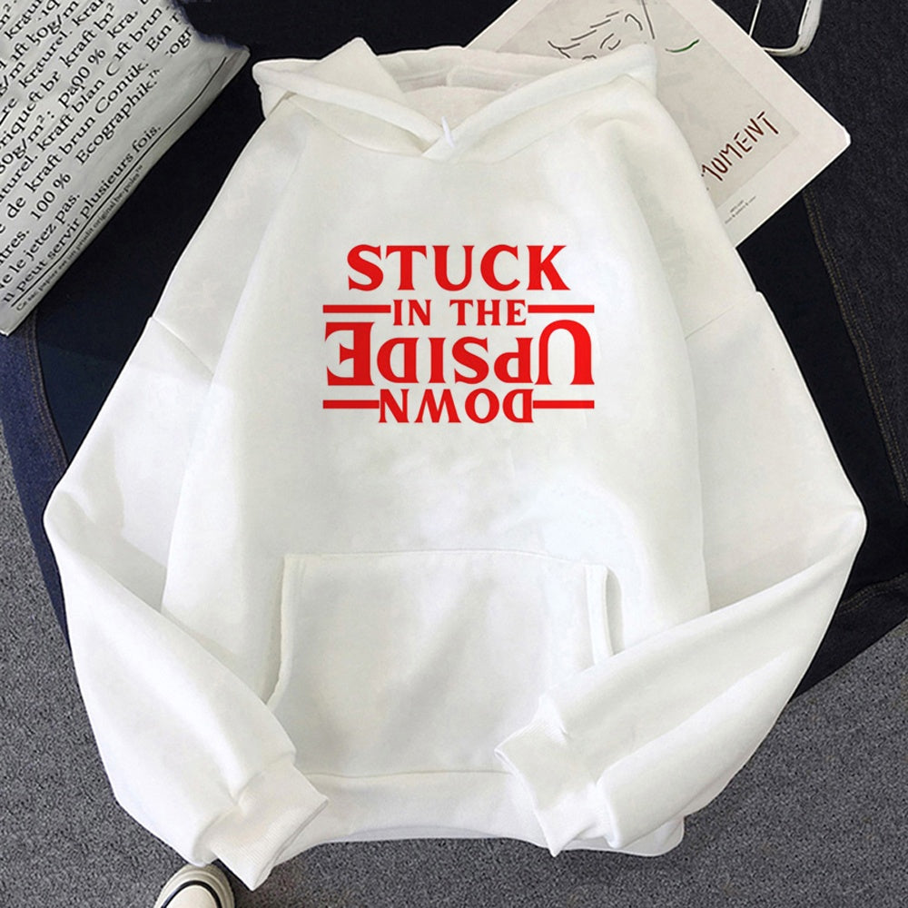 Weißer Hoodie Stranger Things Stuck in the Upside Down, Motiv vorne aufgedruckt