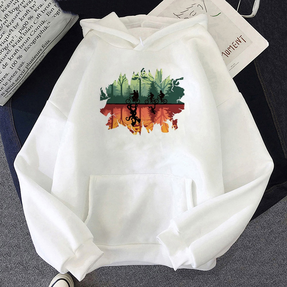 Weißer Hoodie Stranger Things Fahrräder und Wald der anderen Seite, Motiv vorne aufgedruckt