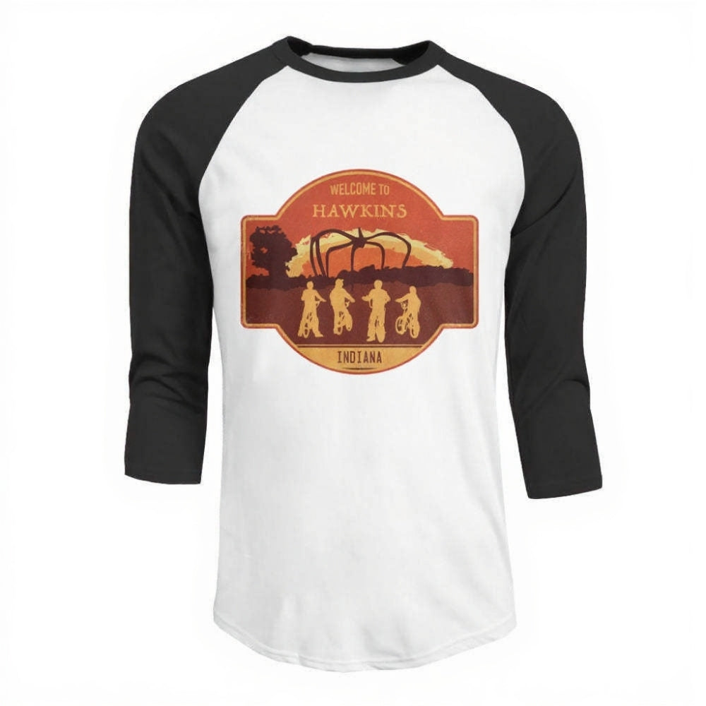 T-shirt homme baseball manches 3/4 Stranger Things Welcome to Hawkins Indiana écusson – coloris Noir